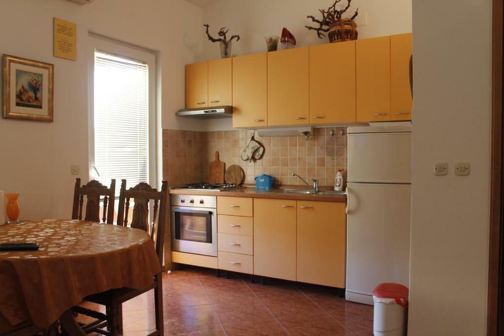 Apartmani Zeljko Metajna Eksteriør billede